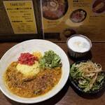 SPICY CURRY 魯珈 - 濃厚★坦々咖喱とぷちサラダ、ラッシー
