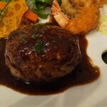 カフェダイニング ドングリ - こう見えて肉厚のハンバーグは、とてもジューシーでした！
