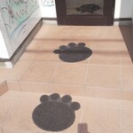 カフェダイニング ドングリ - お店の入口には、大きな猫が入店した足跡！どこに隠れてた？