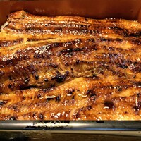 日本料理 梅林 - 私は天然もの一匹の鰻重　まさかの一匹のボリュームにたじろぎました(笑)
                    お重の大きさ（縦15cm×横16cm）かなり大きい！