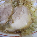 らーめん 辰屋 - 野菜の下に隠れるように厚切りのチャーシューが2枚。