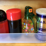 麺処 太陽 - 卓上の調味料