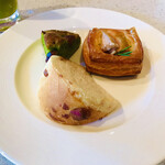 オチェーアノ - パン3個。デニッシュ系（クロワッサンを含む）が特にオススメです。