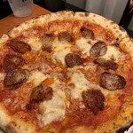 グランドプリンスホテル - ピザ　トマトソース　モッツァレッラ　スパイシーサラミペースト　オニオン