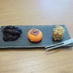 王德傳 - 茶菓子3種（大学芋、柿（和菓子）、プルーン）