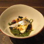 黄金の魚 - つきだし(きずしに山芋の短冊切りとめかぶ)