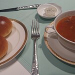 帝国ホテル - 牛肉と野菜のパプリカ風味のスープ
            とバターロールパン