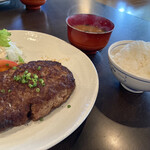 Ishigaki Ji Makita Uchi Bokujou - ご飯と味噌汁セットで、ハンバーグ300グラムは、1900円。