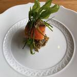 エル・バウ・デコラシオン - 脂がのった幻の鮭トキシラズに、ズッキーニラグー、ピクルス、アブラメなど初夏の野菜を添えて。