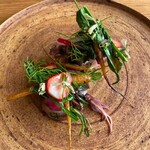 エル・バウ・デコラシオン - 旬の蛸とホタルイカはもちろんおいしいのですが、苺とコリアンダーのサラダが斬新！旨味だけでいただくのが潔い！