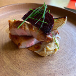 エル・バウ・デコラシオン - 麦豚ポーク、ビーツ、新玉ねぎ、ひよこ豆のピューレのヘルシーなメインが女子好み♡