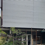 エル・バウ・デコラシオン - ガレージみたいな1階のフラワーショップのファサード。