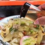 新ちゃん - かた焼そば　たっぷり酢を投入！