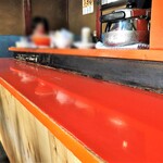 新ちゃん - 店内　大衆中華料理店然とした赤いカウンター