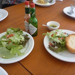 モンドール - ランチのセットのサラダとパン