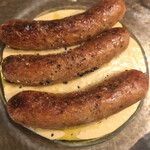 400℃ PIZZA - 料理写真:豚肉のチョリソー。下のソースは豆(何か忘れた、、、)をペースト状にしたもので、マスタードも付いてきます。ピリピリとした辛味があって美味しいです。