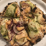 400℃ PIZZA - 料理写真:サーモンとバジルのピザ。ピザの種類によって食べた時の生地の食感が違う風に感じるって凄いですよね。