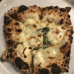 400℃ PIZZA - 料理写真:FNT。個人的に1番オススメのピザです。僕はのっけから蜂蜜かけて頂く派です。