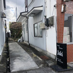 jaki  - 「山東商店」という米屋の脇を入って行きます。