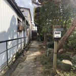 jaki  - この奥です。