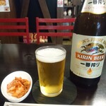 Yoshiba - ビール中瓶とお通しのキムチ