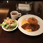 tsukiji kitchen - オムレツピラフ（税込み８００円）とサラダ（１５０円）