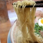 濃厚豚骨らーめん 博多一路 - 極細ストレート麺。スープが絡んできます。