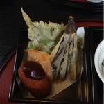 吉野寿司 - 天ぷら。塩がかかってました。