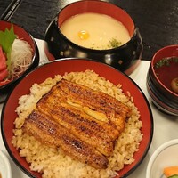鰻割烹 伊豆栄 本店 - 鰻は今日は小さめ