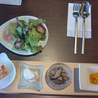 アルコバ - ◆カラフル大根とキアヌのサラダ·季節の前菜4種盛り◆♪