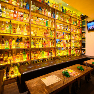 Colorful alcohol bottles are displayed all over the wall♪