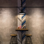 モクシー東京 - 店内にはおしゃれなテーブルと椅子