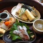 Iwashinoya Hei - 天ぷら、煮物、刺身、カンロ煮、口直しの酢のドリンク