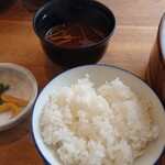 いわしのや平 - ご飯、味噌汁、漬け物