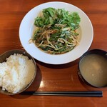 カフェ&ダイニング ユモ - 日替りランチ（ピリ辛ひき肉のニラもやし炒め）…650円+税