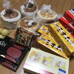 クランベリー - 右上の赤白青の箱がクランベリーのクッキー