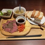 大衆肉バルKamiichi - Beefステーキボウル（950円）