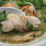 まんぼ亭 - 濃厚な鶏白湯。下味を付けて蒸し上げた鶏肉や海鮮具もたくさん入って、プラス香菜の香りも爽やかです♪