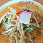 極濃湯麺 シントミ - やっぱ蒲鉾は必要なんでしょうね。あった方が綺麗だね。