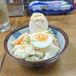 伊勢屋酒店 - ポテサラ+ゆで玉子。
