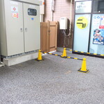 ラーメン二郎 - 店外のウェイティングスペース