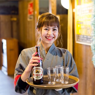 当店の元気のいいスタッフと話しながら、うまい酒にうまい肴。こりゃたまらん！
