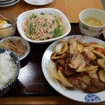 台湾料理 来来来 - レバーと玉葱炒めの定食。
