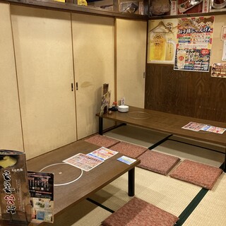 ふすまの扉で仕切られた個室です。接待や小宴会にぜひどうぞっ！！！