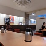 Sion - 奥の壁にはオリエンタルホテルの写真