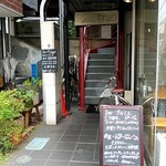 1er etage - お店は階段を上ります。