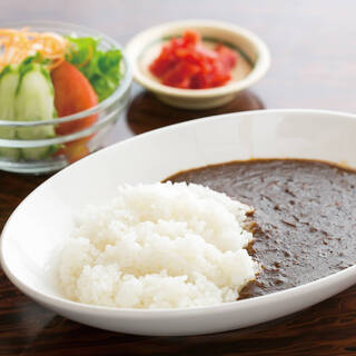 バラエティ豊かな一品料理や定食、デザートまでご用意！