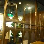 マヅラ喫茶店 - モダンなパーティション