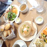 ･･･et puis les chaises - 手前　スープランチ　　奥　プレートランチ