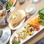 ･･･et puis les chaises - ランチ　サラダとスープとおかわり出来るパン